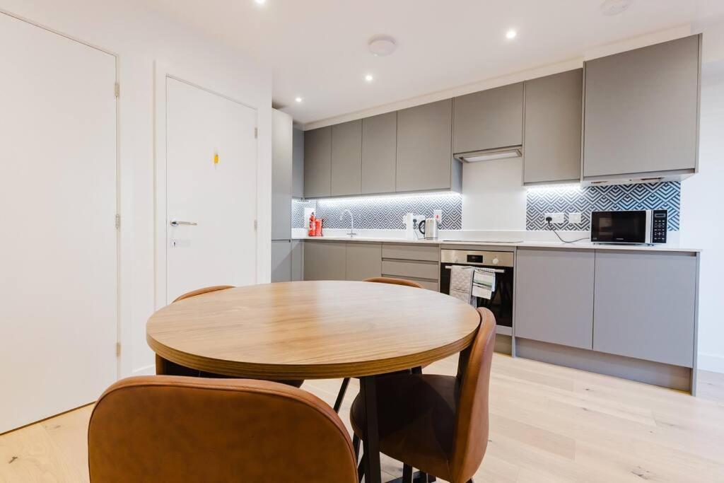 4-Level Luxury 2 Bedroom House Sleeps 6, Rooftop, Harry P & Free Parking Watford  Exteriér fotografie