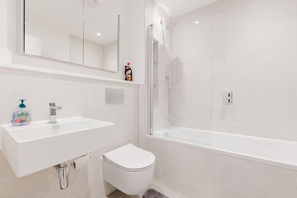 4-Level Luxury 2 Bedroom House Sleeps 6, Rooftop, Harry P & Free Parking Watford  Exteriér fotografie