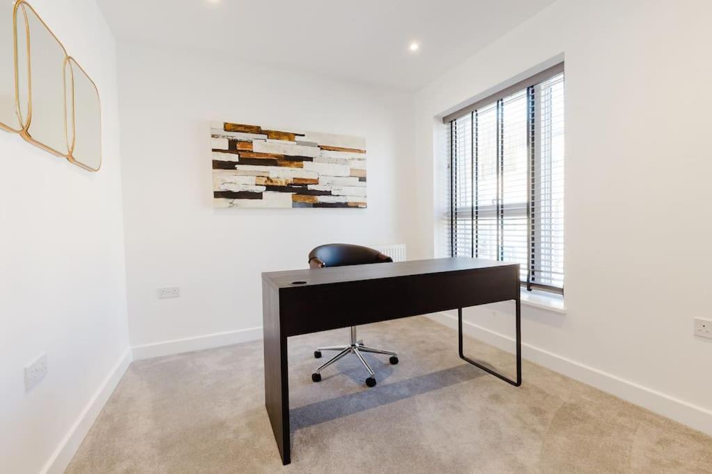 4-Level Luxury 2 Bedroom House Sleeps 6, Rooftop, Harry P & Free Parking Watford  Exteriér fotografie