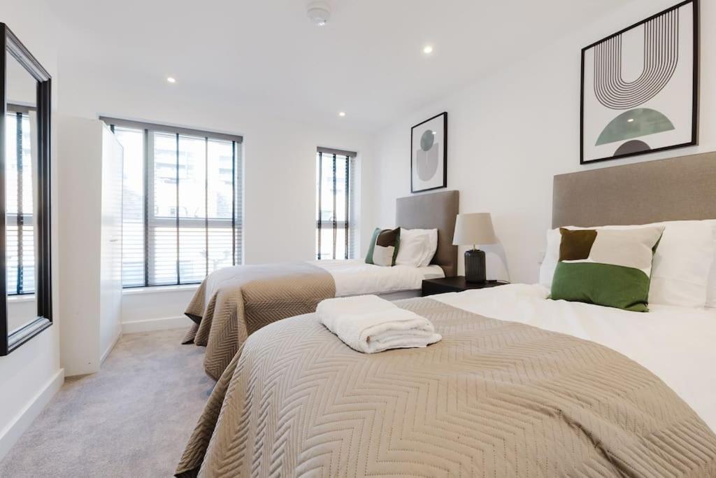 4-Level Luxury 2 Bedroom House Sleeps 6, Rooftop, Harry P & Free Parking Watford  Exteriér fotografie