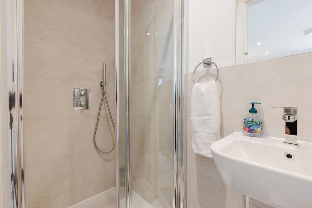 4-Level Luxury 2 Bedroom House Sleeps 6, Rooftop, Harry P & Free Parking Watford  Exteriér fotografie