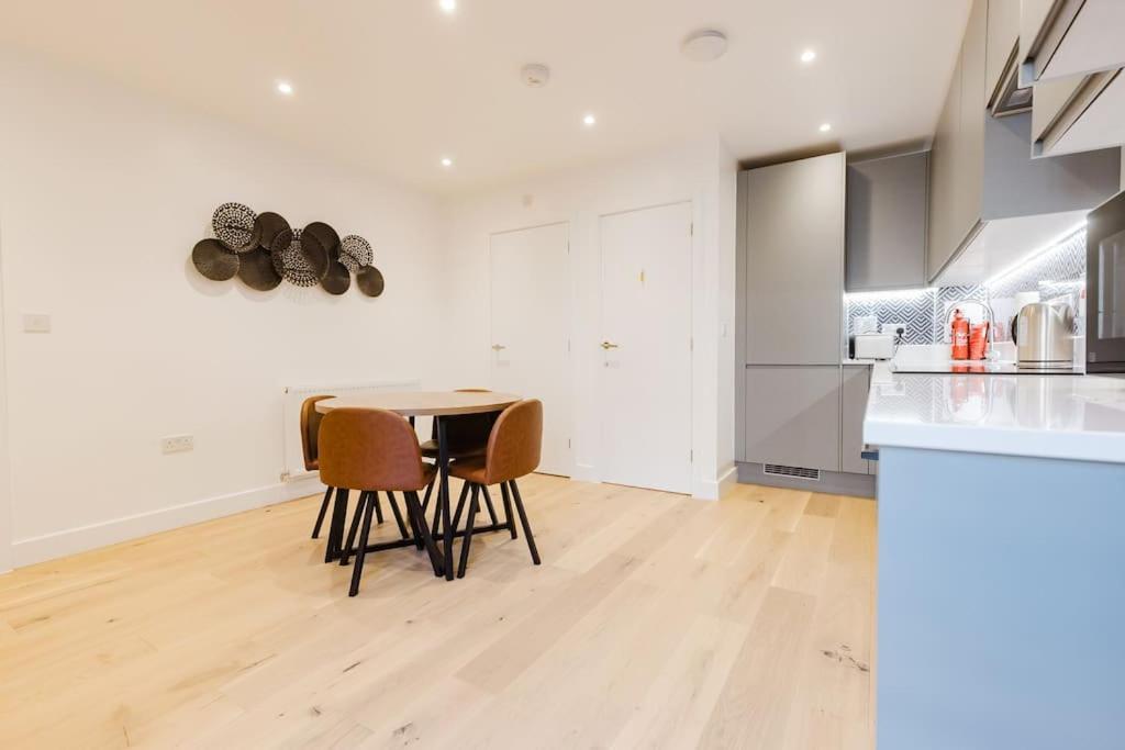 4-Level Luxury 2 Bedroom House Sleeps 6, Rooftop, Harry P & Free Parking Watford  Exteriér fotografie