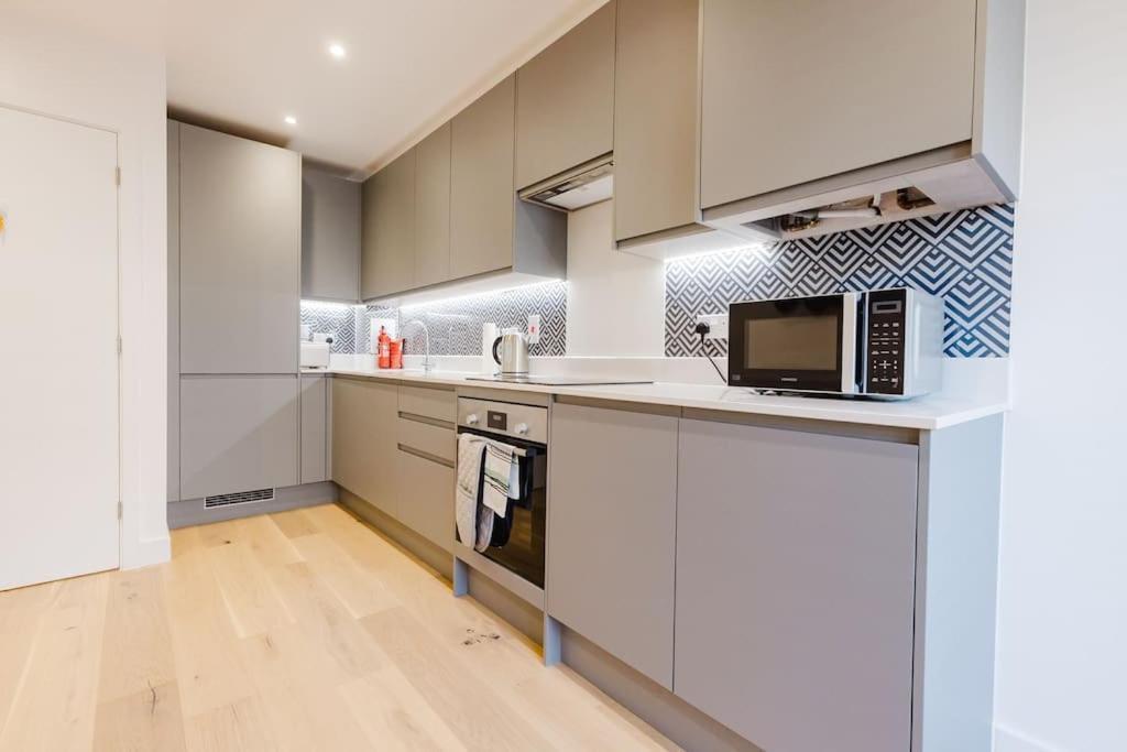 4-Level Luxury 2 Bedroom House Sleeps 6, Rooftop, Harry P & Free Parking Watford  Exteriér fotografie