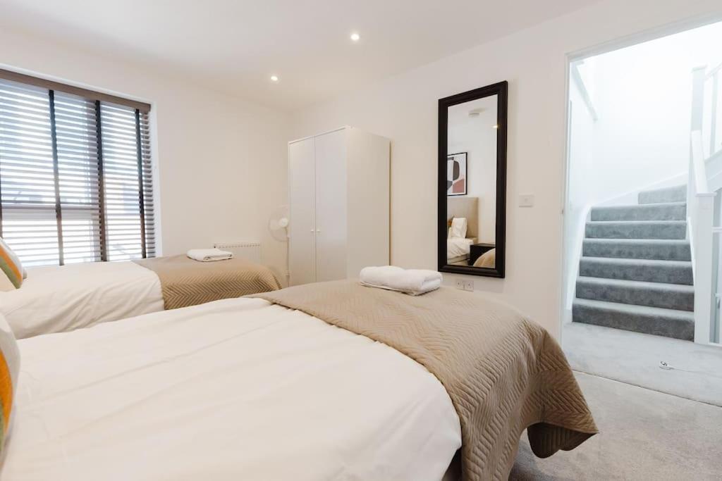 4-Level Luxury 2 Bedroom House Sleeps 6, Rooftop, Harry P & Free Parking Watford  Exteriér fotografie