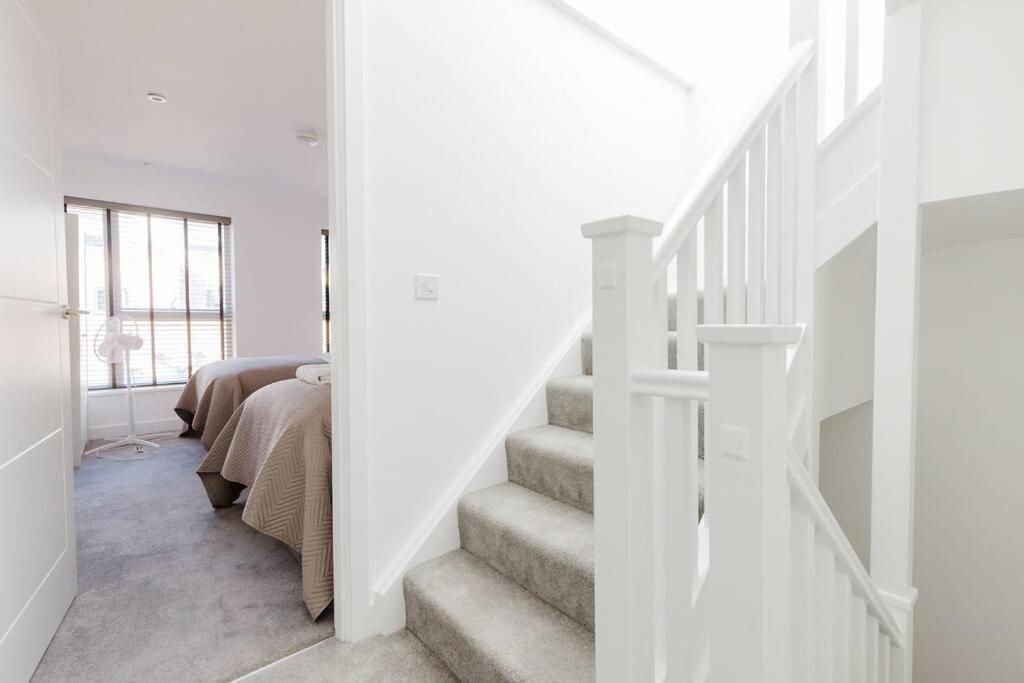 4-Level Luxury 2 Bedroom House Sleeps 6, Rooftop, Harry P & Free Parking Watford  Exteriér fotografie