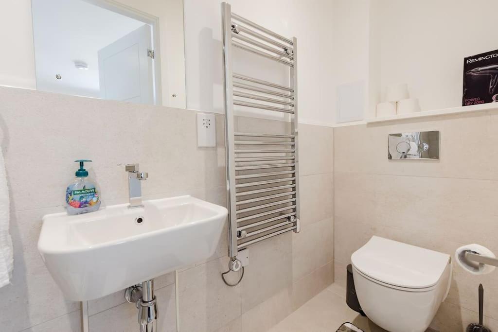 4-Level Luxury 2 Bedroom House Sleeps 6, Rooftop, Harry P & Free Parking Watford  Exteriér fotografie