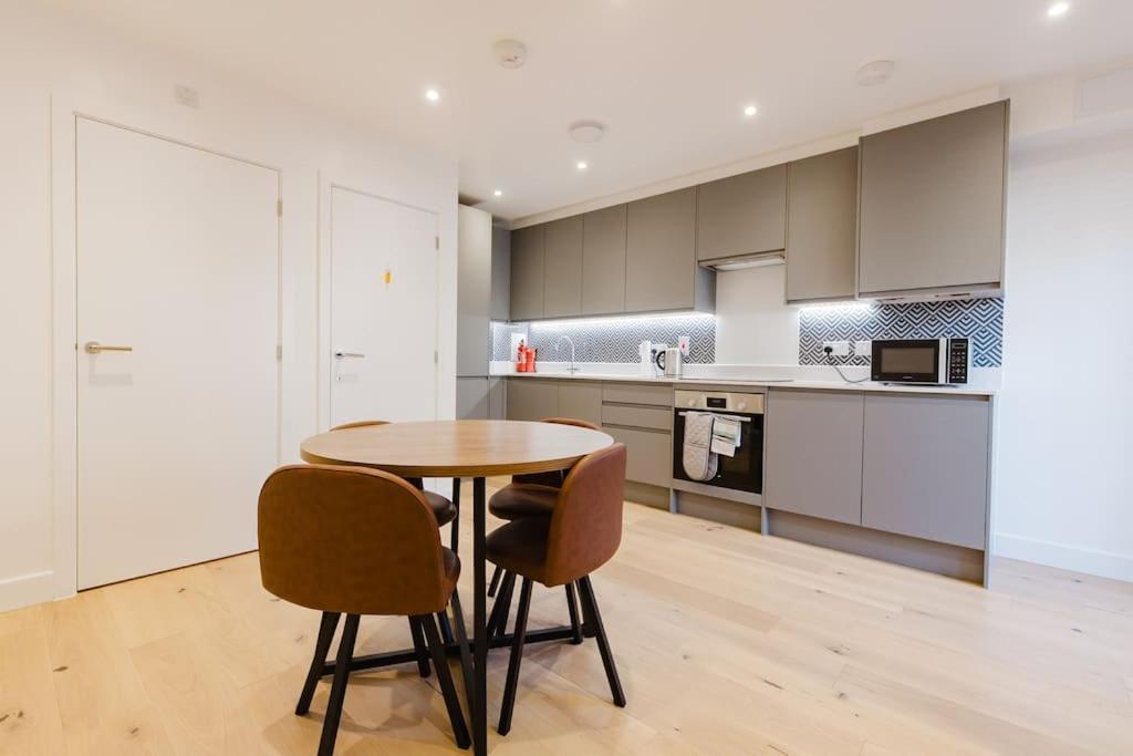 4-Level Luxury 2 Bedroom House Sleeps 6, Rooftop, Harry P & Free Parking Watford  Exteriér fotografie