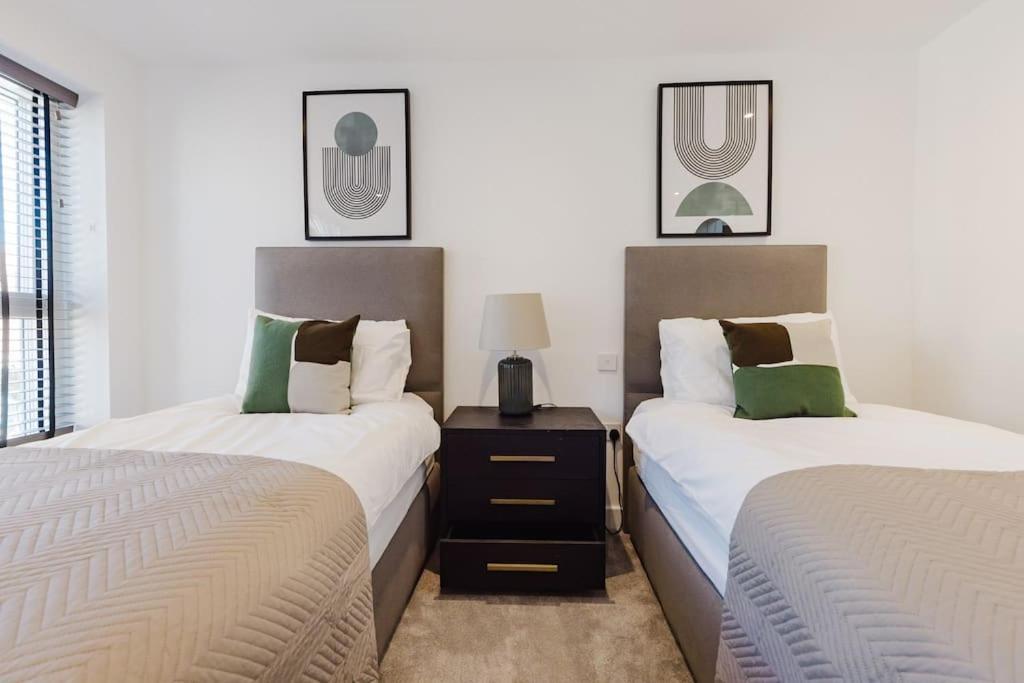 4-Level Luxury 2 Bedroom House Sleeps 6, Rooftop, Harry P & Free Parking Watford  Exteriér fotografie