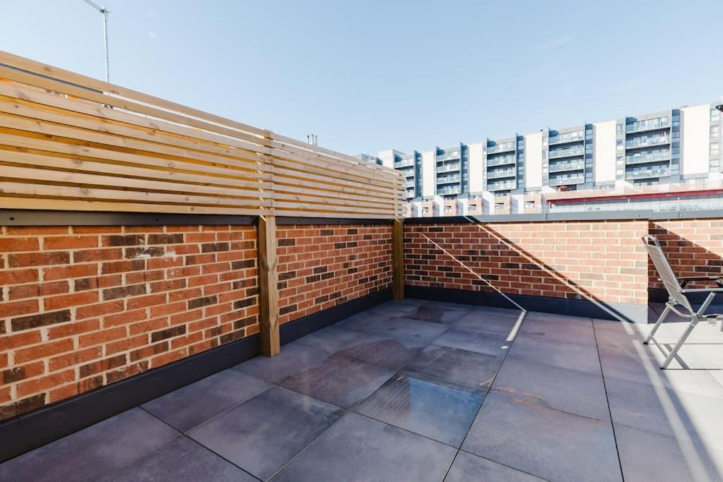 4-Level Luxury 2 Bedroom House Sleeps 6, Rooftop, Harry P & Free Parking Watford  Exteriér fotografie